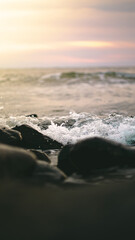 Obraz premium Sea waves breaking over coastal rocks