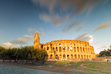 Il Colosseo a Roma. Scatto lento in pieno giorno. Anfiteatro Flavio.
