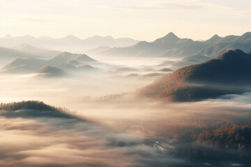 朝霧に包まれた山々が連なる幻想的で静かな風景