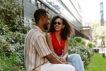 Naklejka premium A man and a woman sit and look at each other while talking