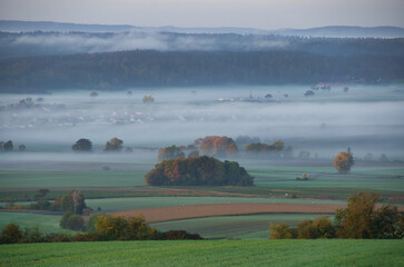 Landschaft im herbstlichen Morgennebel
