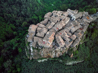 Calcata: un borgo medievale arroccato nel verde della Valle del Treja