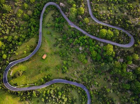 Vista aerea di una strada tortuosa immersa nella vegetazione dei Monti della Tolfa, Italia