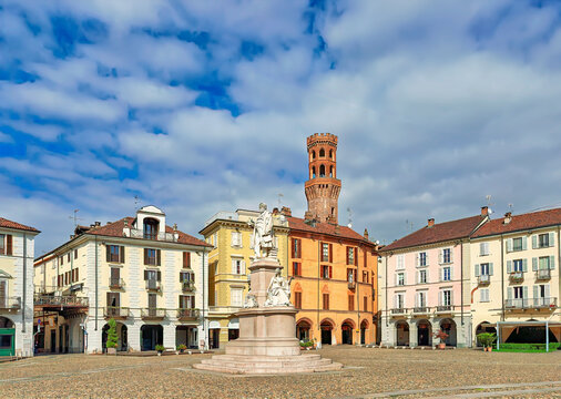 Piazza Cavour mit dem mittelalterlichen Engelsturm und dem Denkmal f&uuml;r Camillo Benso, Graf von Cavour in Vercelli im Piemont