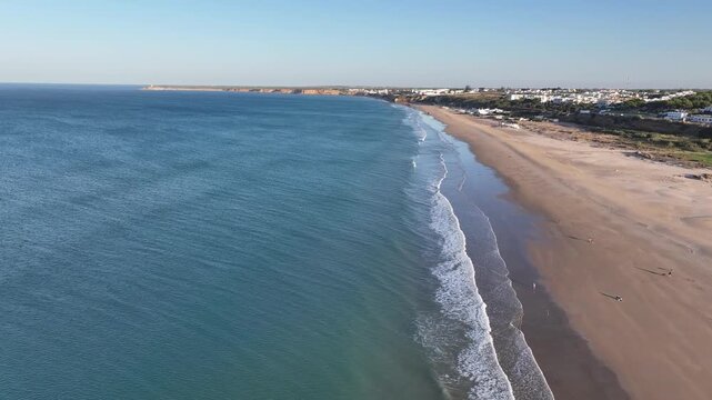 vista a&eacute;rea del municipio de Conil de la frontera y su playa de bateles en la provincia de C&aacute;diz, Espa&ntilde;a