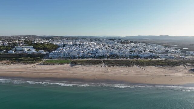 vista a&eacute;rea del municipio de Conil de la frontera y su playa de bateles en la provincia de C&aacute;diz, Espa&ntilde;a