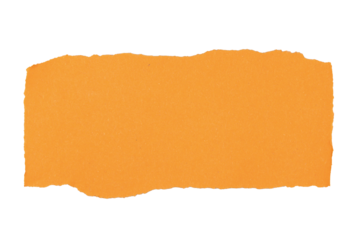 Un morceau de carton brut rectangle et orange déchiré sur un fond transparent. Un espace de copie.