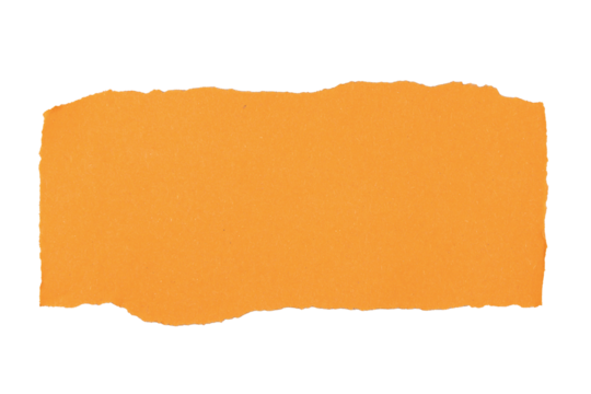 Un morceau de carton brut rectangle et orange déchiré sur un fond transparent. Un espace de copie.