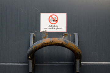 Container Aufnahme mit Warnschild