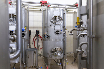Stainless steel barrels and tanks and other containers for liquids in the food industry. Industrial production of alcoholic or soft drinks.