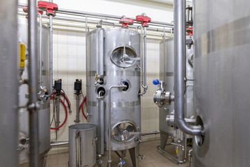 Stainless steel barrels and tanks and other containers for liquids in the food industry. Industrial production of alcoholic or soft drinks.