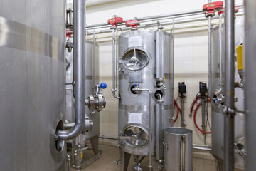 Stainless steel barrels and tanks and other containers for liquids in the food industry. Industrial production of alcoholic or soft drinks.