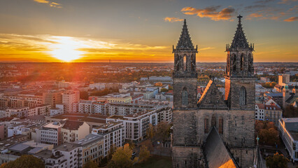 Türme des Magdeburger Doms im Sonnenuntergang