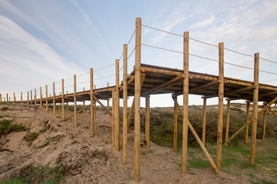 Detalhe de estrutura de madeira sobre as donas da praia. Passadi&ccedil;o de madeira tratada.