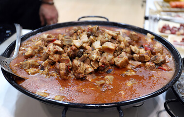 guiso de carne en paella