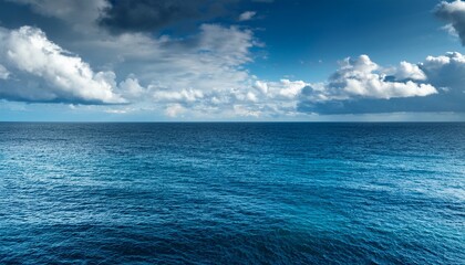 Obraz premium Vibrant Ocean Scene Under A Cloudy Sky Evokes Feelings Of Peace And Tranquility