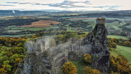 Mittelalterliche Burgruine Trosky im herbstlichen Böhmischen Paradies © Christopher Krohn
