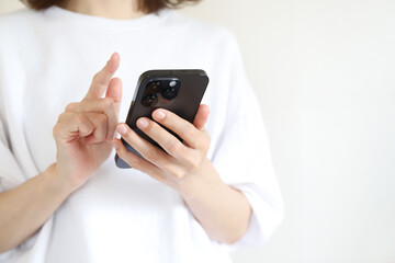 スマートフォンを操作する女性