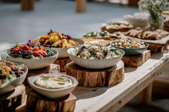Mediterranes Buffet mit frischen Salaten und Dips, authentische Foodfotografie in nat&uuml;rlichem Licht