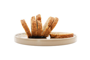 Immagine ravvicinata fette di pane integrale di cereali su piattino in ceramica isolato su fondo bianco o trasparente