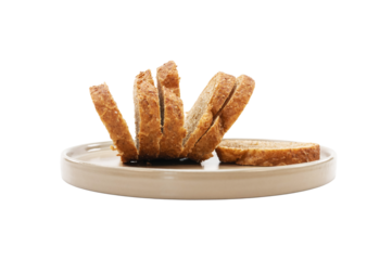 Immagine ravvicinata fette di pane integrale di cereali su piattino in ceramica isolato su fondo bianco o trasparente