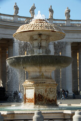Fontaines jumelles (8 mètres de hauteur)  situées de part et d'autre de l'obélisque de la Place Saint-Pierre, de Rome, Italie