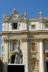 Statues monumentales Place Saint-Pierre de Rome, Italie