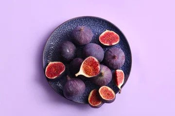 Fototapete Lila Plate with fresh ripe figs on lilac background  © Pixel-Shot