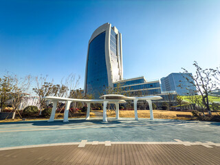 Naklejka premium A Stunning Blend of Nature and Modern Architecture in Urban Landscape