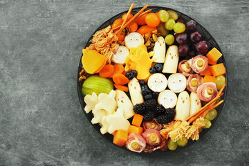 Healthy Halloween fun food mix: cheese ghosts and mummies, banana ghosts and grapes, blueberries and blackberries. Party spooky snacks for kids