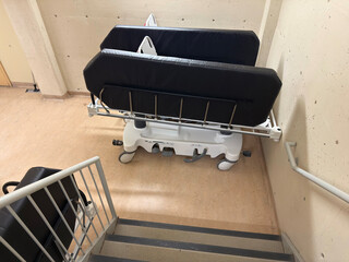 civières dans un couloir d'hôpital	