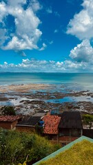 Casas da comunidade moldando a vista da Praia de Mont Serrat com o mar ao fundo | Community houses framing the view of Mont Serrat Beach with the sea in the background