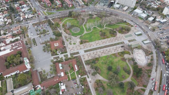 Vista a&eacute;rea de la iglesia y metro Los Dom&iacute;nicos desde Dron en Las Condes