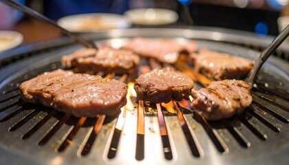焼肉を焼いているよう様子