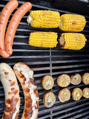 Fleisch Wurs und Gemüse auf dem Grill
