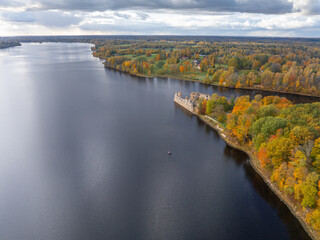 Obraz premium The confluence of the Perse River into the Daugava river near the ruins of Koknese Castle