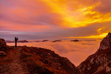 Bergwanderung durch die wundersch&ouml;ne Bayrischen Alpen vor den Toren von Garmisch-Partenkirchen hinauf zur Zugspitze - Bayern - Deutschland