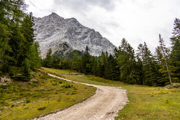 Fototapeta premium Bergwanderung durch die wunderschöne Bayrischen Alpen vor den Toren von Garmisch-Partenkirchen hinauf zur Zugspitze - Bayern - Deutschland