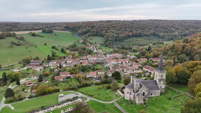 vue a&eacute;rienne du village de Mont-devant-Sassey, dans la Meuse, avec sa superbe &eacute;glise romane du XI&egrave;me si&egrave;cle sur les contreforts de l'Argonne. Paysage d'automne en Lorraine.