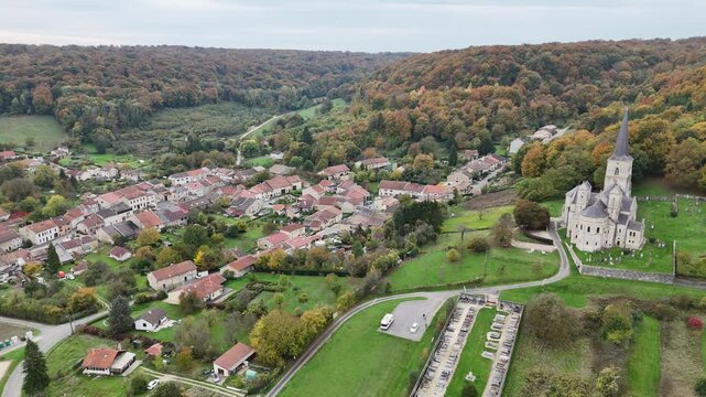 vue a&eacute;rienne du village de Mont-devant-Sassey, dans la Meuse, avec sa superbe &eacute;glise romane du XI&egrave;me si&egrave;cle sur les contreforts de l'Argonne. Paysage d'automne en Lorraine.