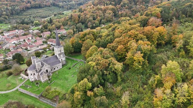 vue a&eacute;rienne du village de Mont-devant-Sassey, dans la Meuse, avec sa superbe &eacute;glise romane du XI&egrave;me si&egrave;cle sur les contreforts de l'Argonne. Paysage d'automne en Lorraine.