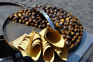 Vente de marron chauds à proximité de la Place  Saint-Pierre, Rome, Italie 