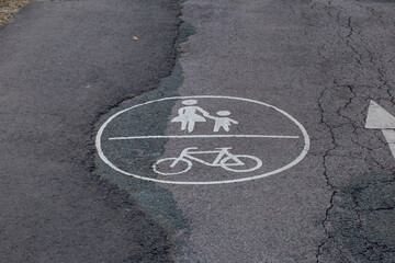 Schild fussgaenger und radfahrer auf strasse gemalt