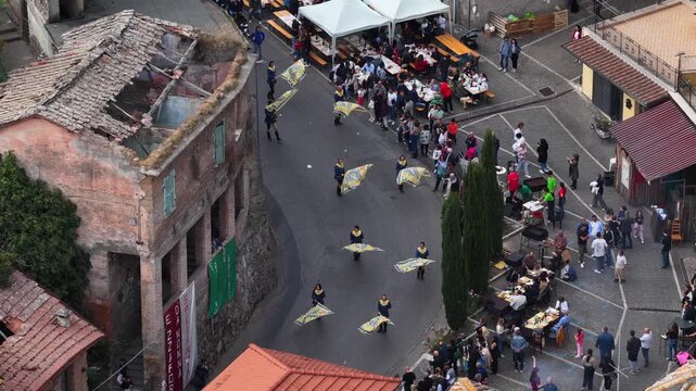 Gli sbandieratori di piazza durante la sagra di Canepina, borgo in provincia di Viterbo, Lazio, Italia.