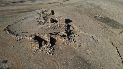 Obraz premium ancient structures where people lied in the deserts