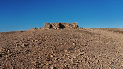 ancient structures where people lied in the deserts