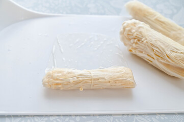 ライスペーパーでえのきを巻いていく