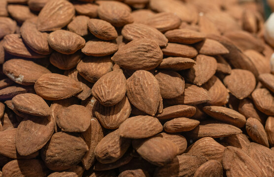 Almendras con cascara cosechadas, listas para ser vendidas en el mercado de frutos secos