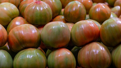 Tomate valenciano cosechado, listo para ser vendido en el mercado de alimentos