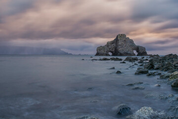 Vista de la Pe&ntilde;a Furada y nubes de tormenta sobre el cabo Ortegal, C&eacute;ltigos, Ortigueira, A Coru&ntilde;a, Galicia
